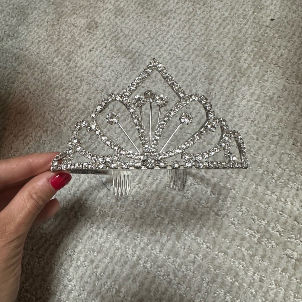 Sparkling Rhinestone Tiara - Picture 4 of 5